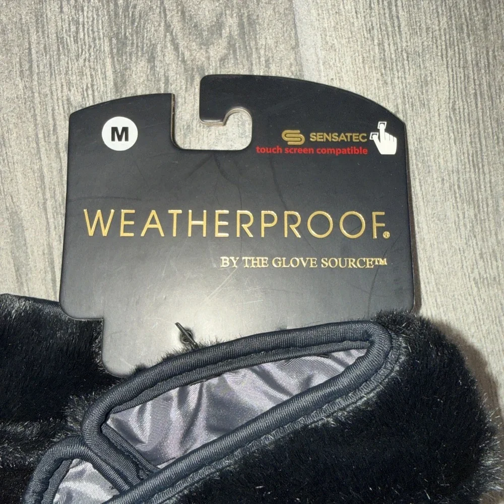Weatherproof tags warm gloves